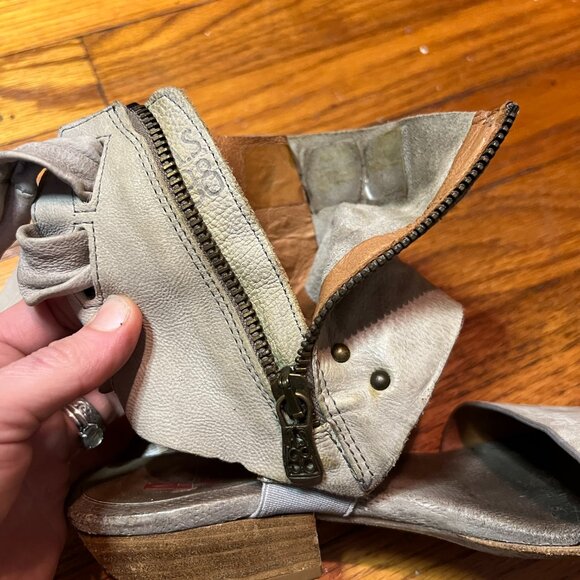 Free People A.S. 98 Gray Leather Low Heeled Sandals w Rivets Zippers & Bows - Picture 3 of 8